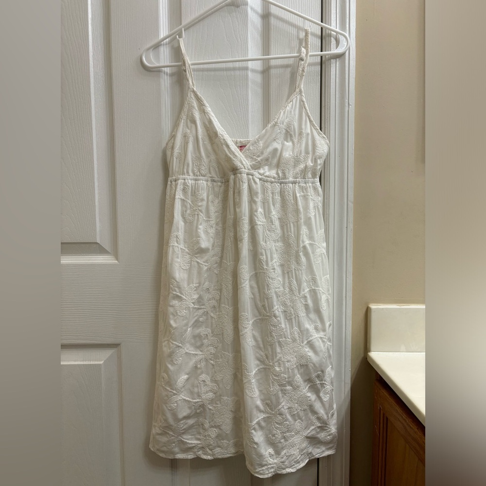 Mossimo White Surplus V-Neck Sundress Cream Embroidery Floral Lined Tank Dress M